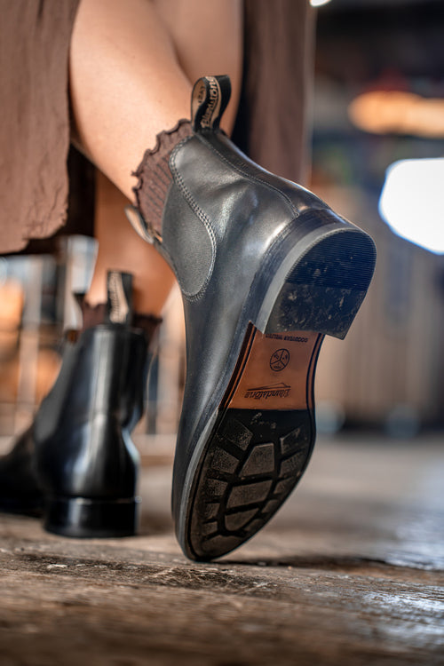 Lifestyle Women 1 image of Blundstone Women's Heritage #156 in Black