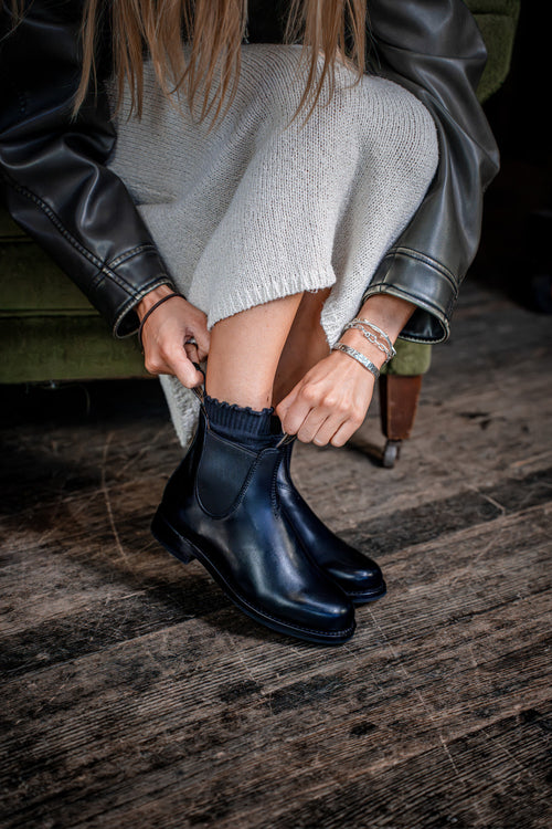 Lifestyle Women 10 image of Blundstone Women's Heritage #156 in Black