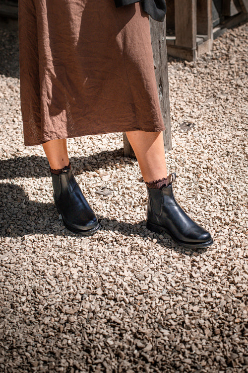 Lifestyle Women 9 image of Blundstone Women's Heritage #156 in Black