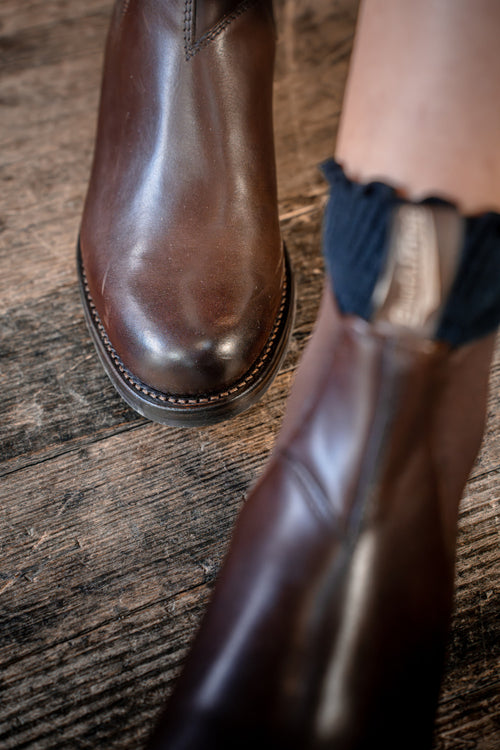 Lifestyle Women 4 image of Blundstone Women's Heritage #157 in Brown