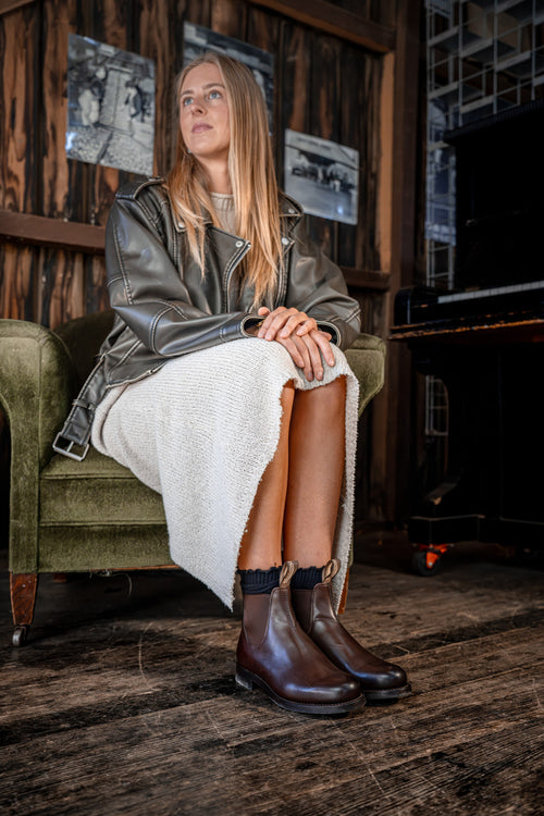 Lifestyle Women 5 image of Blundstone Women's Heritage #157 in Brown