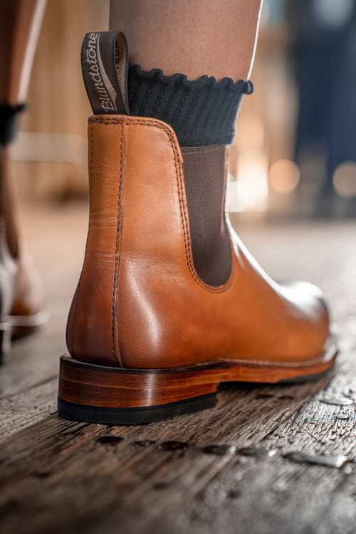 Lifestyle Women 4 image of Blundstone Women's Heritage #158 in Chestnut