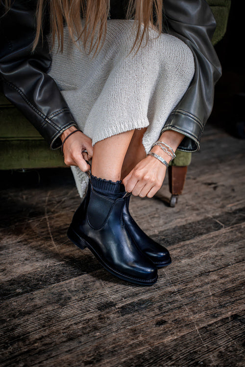 Lifestyle Women 10 image of Blundstone Women's Heritage #156 in Black