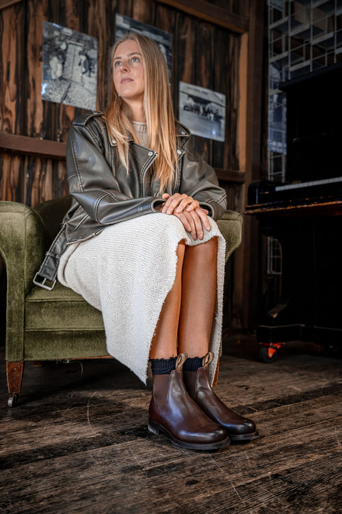 Lifestyle Women 5 image of Blundstone Women's Heritage #157 in Brown
