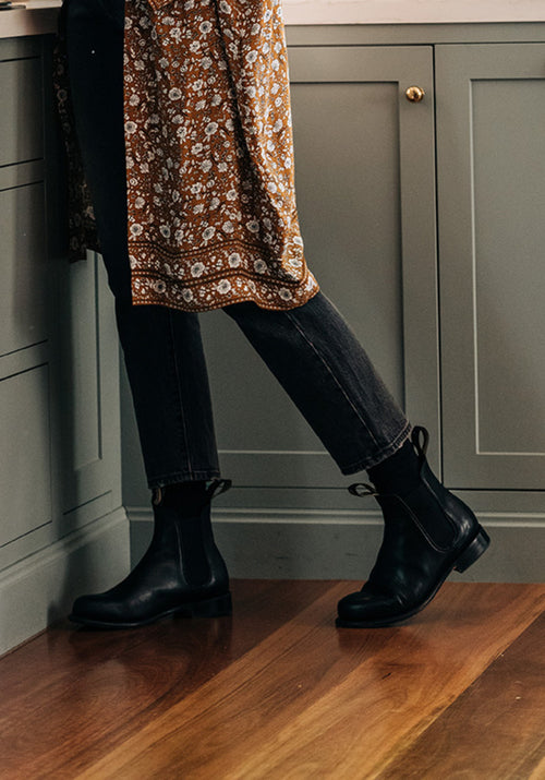 Lifestyle Women 9 image of Blundstone Women's Heritage #153 in Black